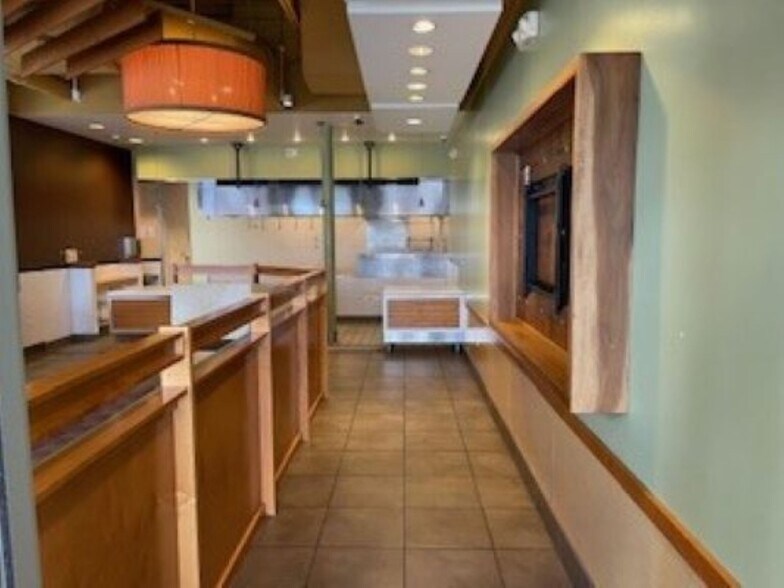 2565 Sycamore Rd, Dekalb, IL for lease - Building Photo - Image 2 of 17