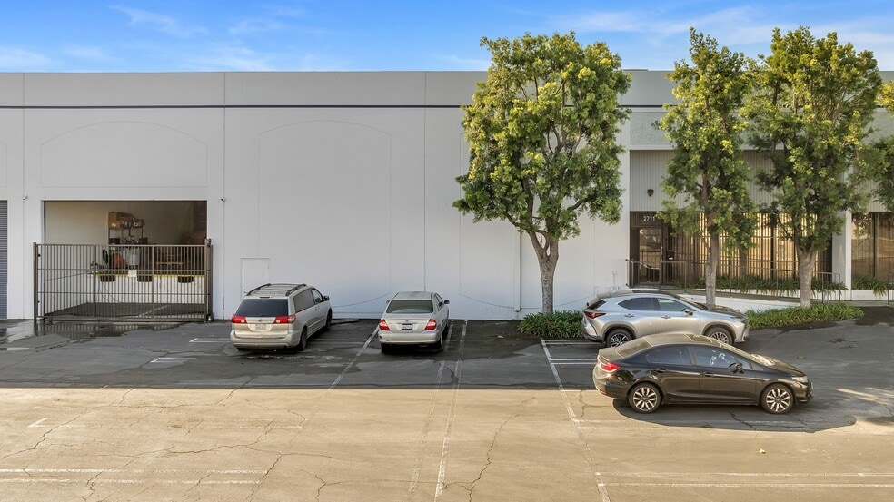 2501-2551 S Alameda St, Los Angeles, CA for lease - Building Photo - Image 3 of 7