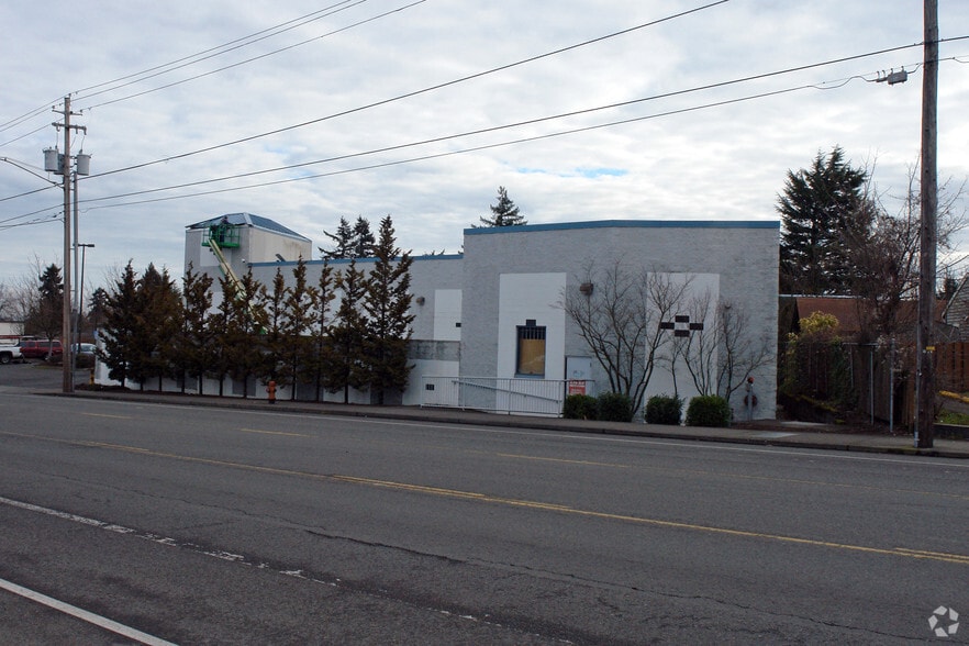 4346 NE Cully Blvd, Portland, OR for lease - Building Photo - Image 2 of 4