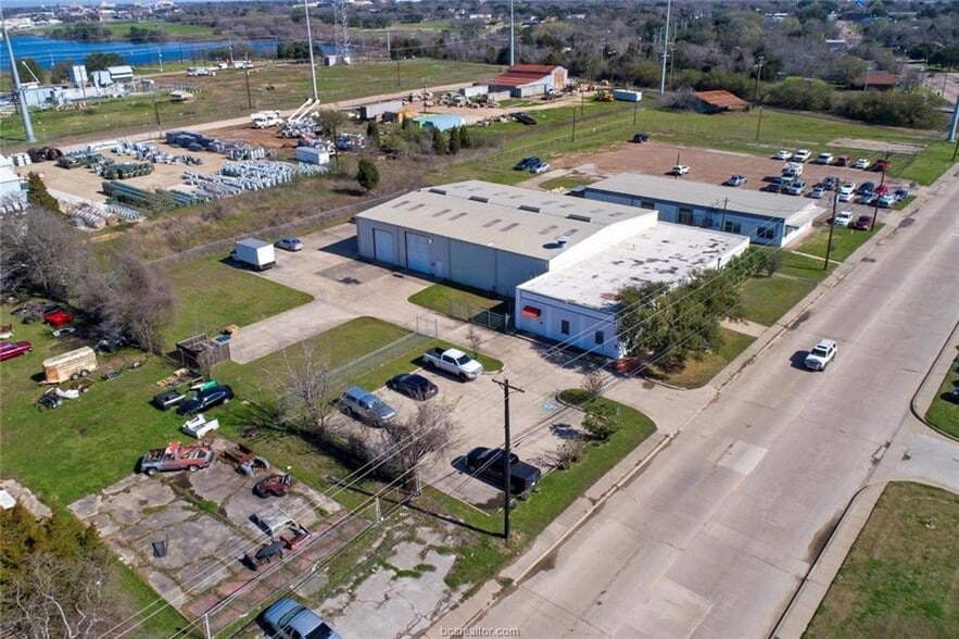 610 W Carson St, Bryan, TX for lease - Building Photo - Image 2 of 7