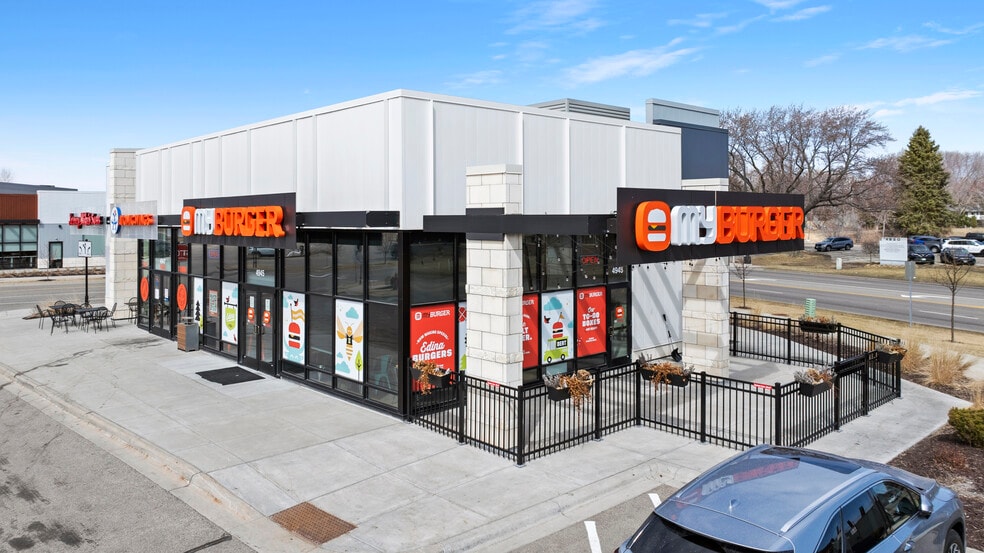 Pentagon Village portfolio of 2 properties for sale on LoopNet.com - Building Photo - Image 3 of 8