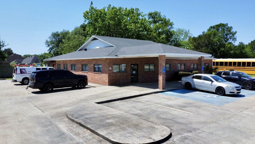 910 Martin Luther King Jr Dr, Lafayette, LA for lease - Building Photo - Image 1 of 2