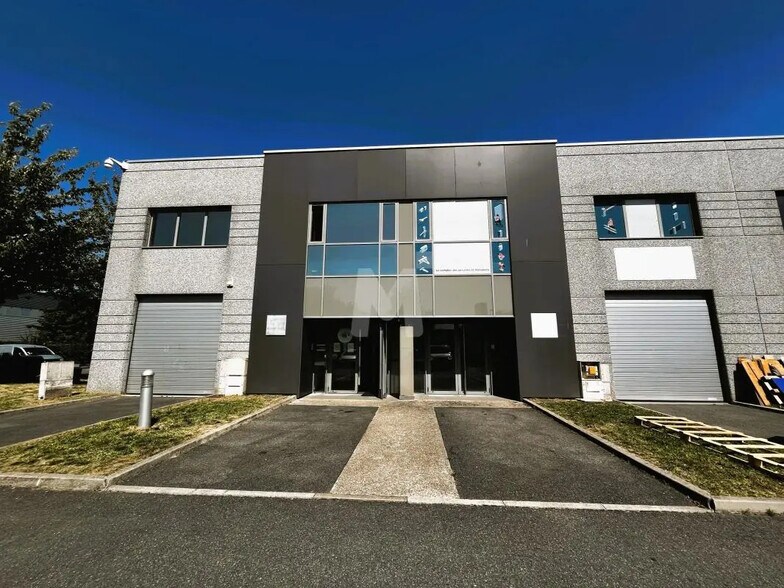 Office in Lieusaint for lease - Building Photo - Image 2 of 9