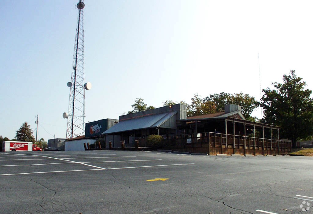 2166 Highpoint Rd, Snellville, GA 30078 East Side Grill