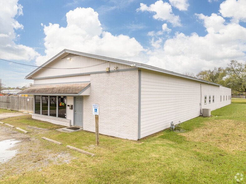 7507 Bayway Dr, Baytown, TX for lease - Building Photo - Image 1 of 46