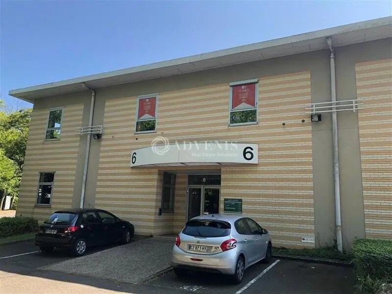 Office in Voisins-le-Bretonneux for sale Building Photo- Image 1 of 6