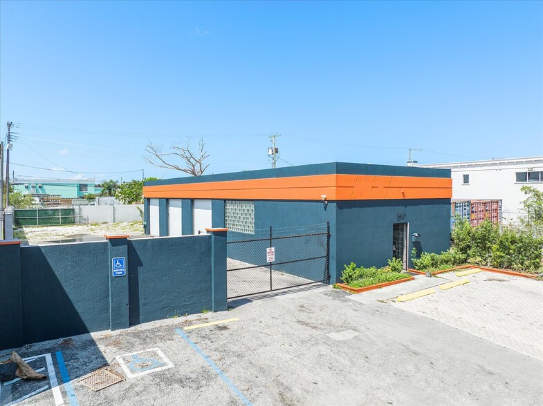 Thomas Street - Hollywood, FL portfolio of 4 properties for sale on LoopNet.com - Building Photo - Image 2 of 15