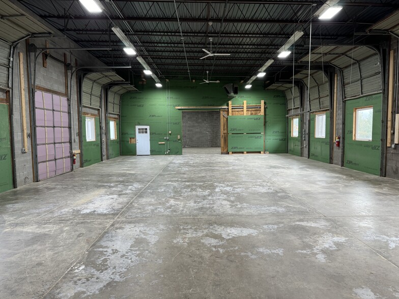 100 Servistar Industrial Way, Westfield, MA for lease - Building Photo - Image 3 of 4