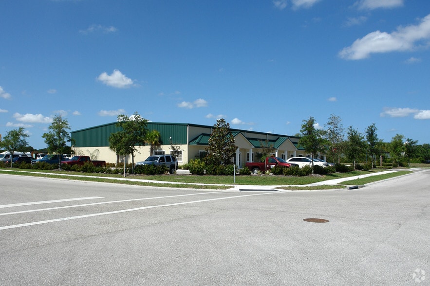 8120-8130 Uzita Dr, Sarasota, FL for lease - Primary Photo - Image 3 of 12