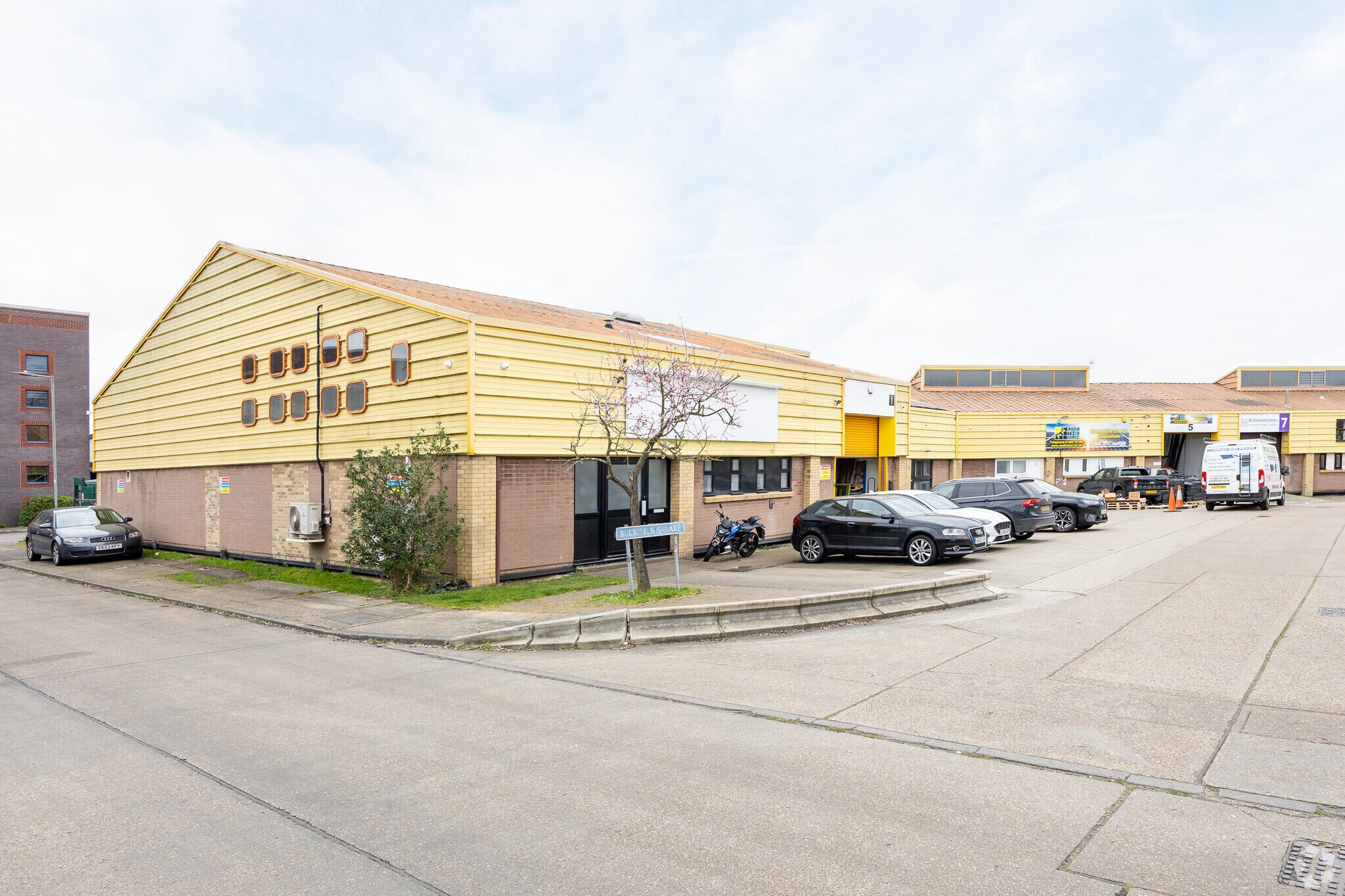 1-7 Buckwins Sq, Basildon for lease Primary Photo- Image 1 of 4