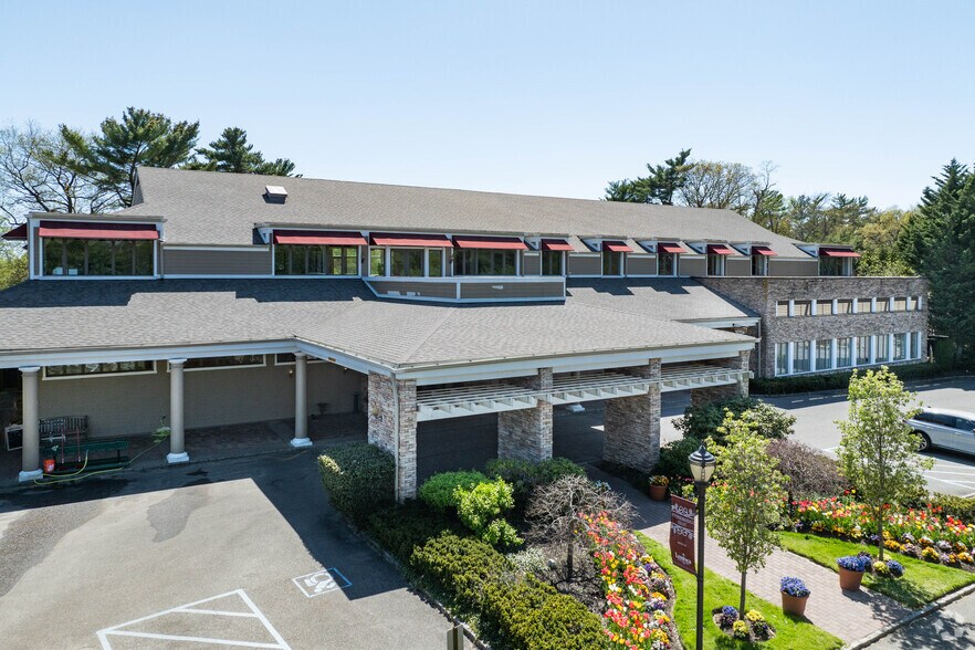 2000 Raynors Way, Smithtown, NY for sale - Primary Photo - Image 1 of 1