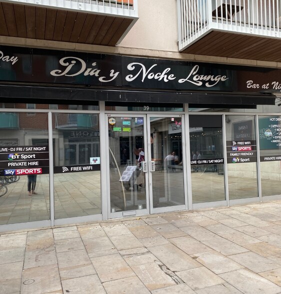 39 The Oaks Sq, Epsom for sale - Primary Photo - Image 1 of 1