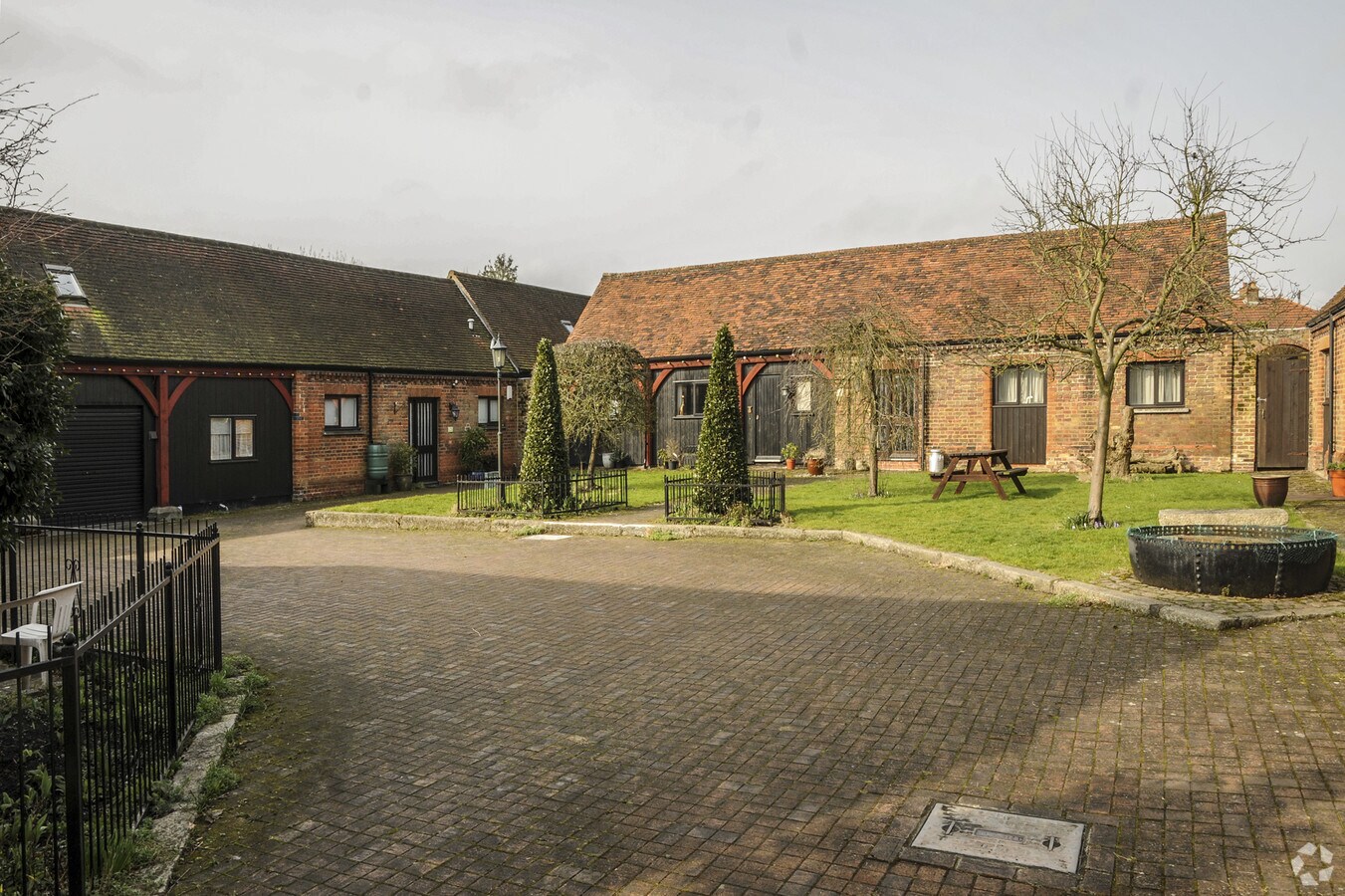 146 Pinner Hill Rd, Pinner, HA5 3YQ