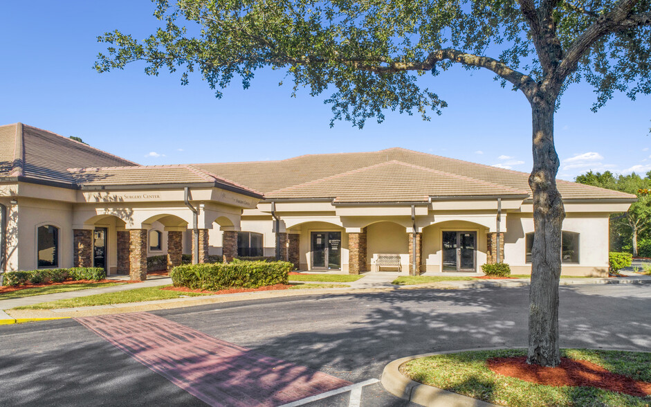 975 Town Center Dr, Orange City, FL for lease - Building Photo - Image 2 of 21