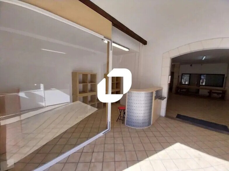 Retail in Eysines for lease - Interior Photo - Image 2 of 15