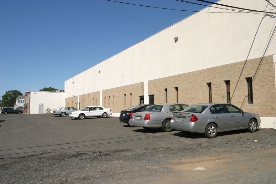 832 Ridgewood Ave, North Brunswick, NJ for lease - Building Photo - Image 2 of 7