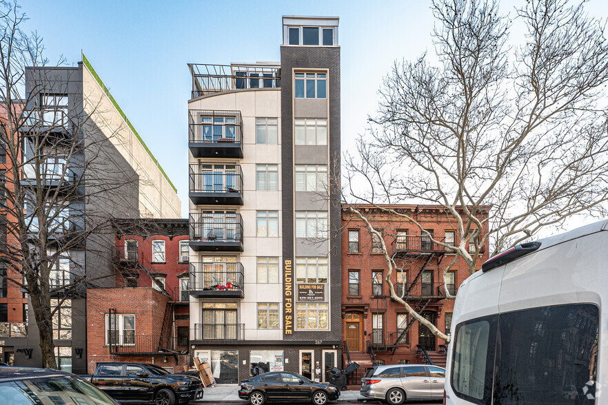 267 Franklin Ave, Brooklyn, NY for lease - Primary Photo - Image 1 of 5