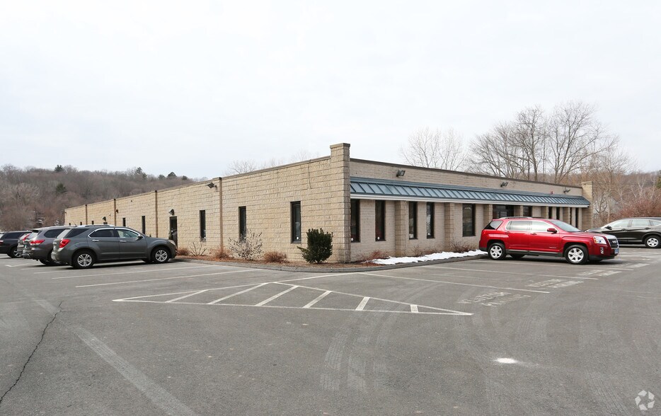 1768 Litchfield Tpke, Woodbridge, CT for sale - Primary Photo - Image 1 of 1