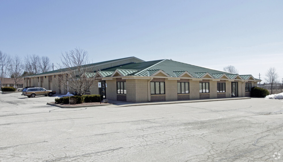 W66N200 Commerce Ct, Cedarburg, WI for lease - Building Photo - Image 1 of 5