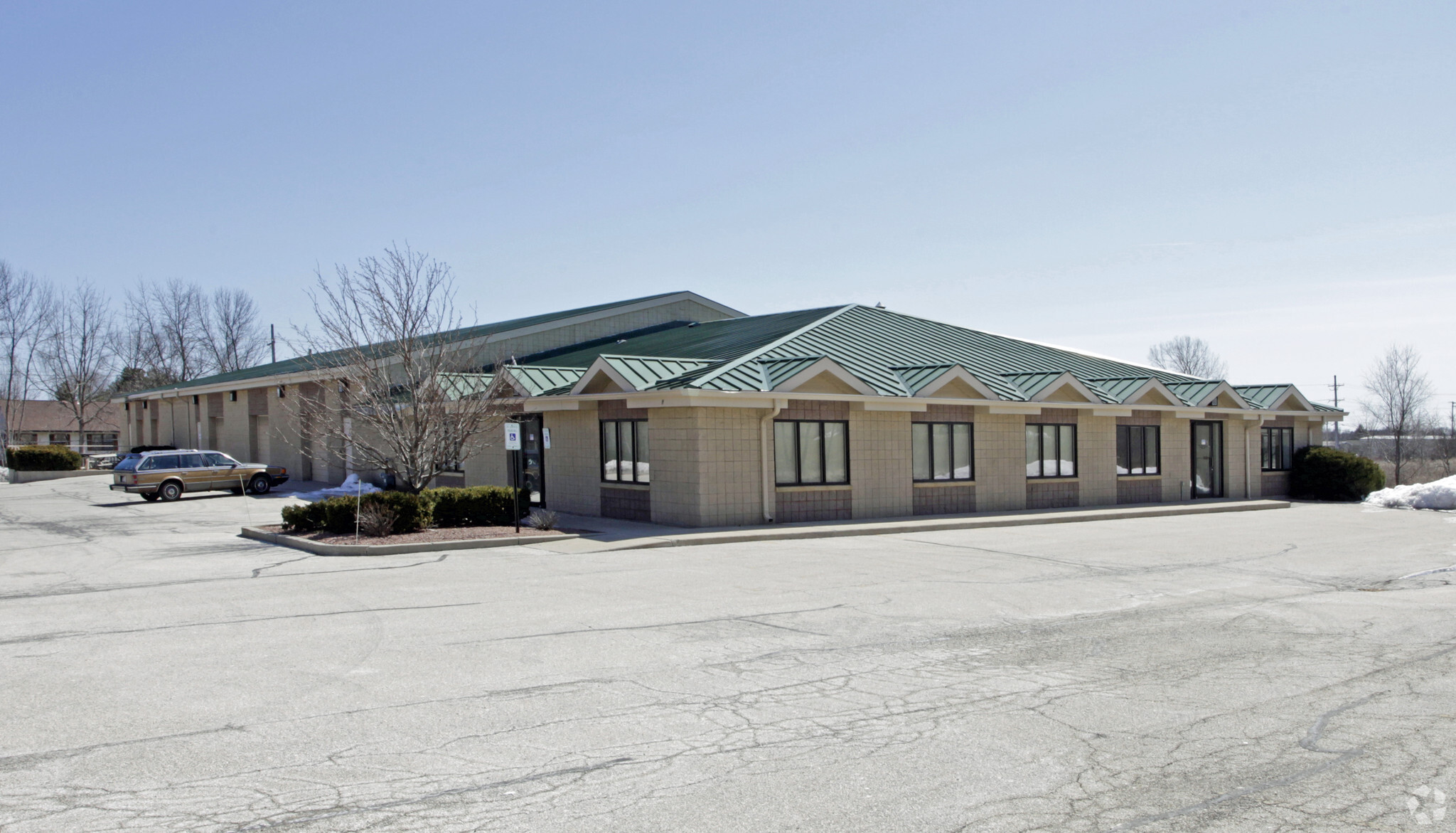 W66N200 Commerce Ct, Cedarburg, WI for lease Building Photo- Image 1 of 6