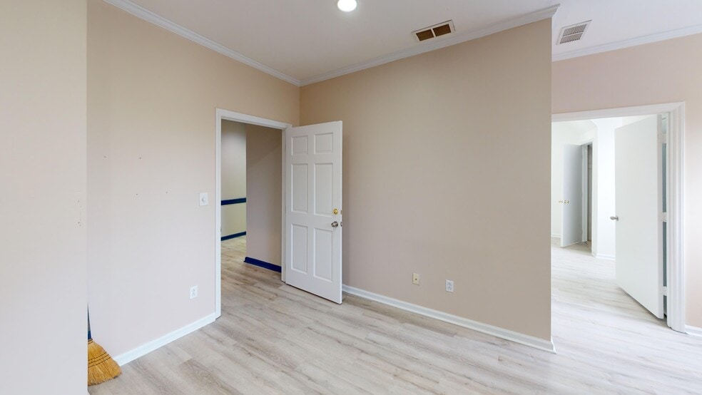 1365 Westgate Center Dr, Winston-Salem, NC for sale - Building Photo - Image 3 of 5