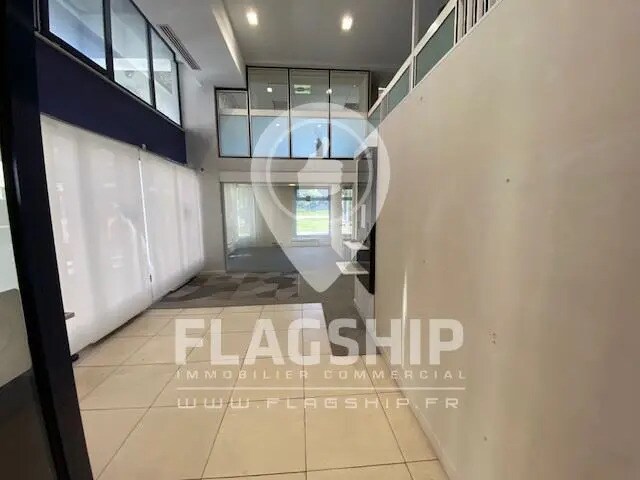 Retail in Montigny-le-Bretonneux for lease - Lobby - Image 3 of 9