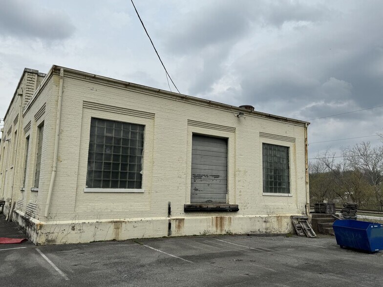 300 Janie Hammitt Dr, Bristol, VA for sale - Building Photo - Image 2 of 15