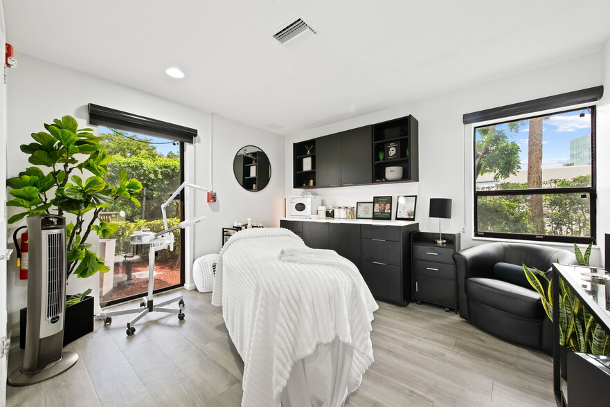 825-875 Meadows Rd, Boca Raton, FL for lease - Interior Photo - Image 1 of 26