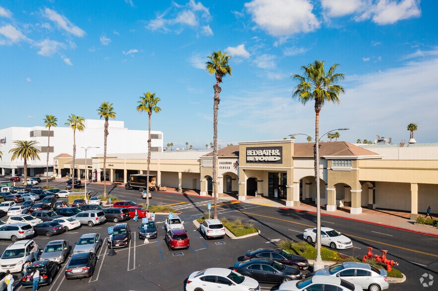 1-500 Lakewood Center Mall, Lakewood, CA for lease - Primary Photo - Image 1 of 16