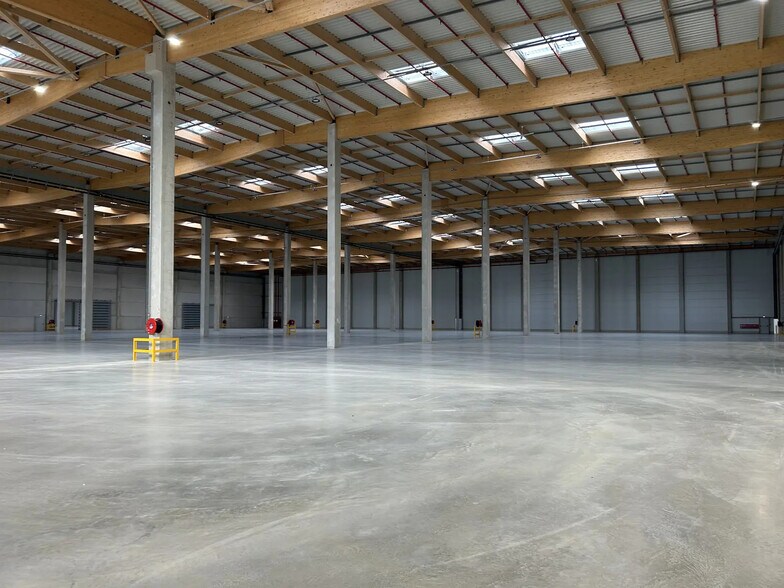 Rue De Sancey, Sens for lease - Interior Photo - Image 2 of 3