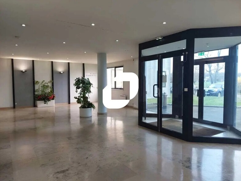 Office in Coignières for sale - Lobby - Image 2 of 5
