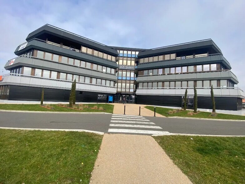 Office in for lease - Building Photo - Image 2 of 5