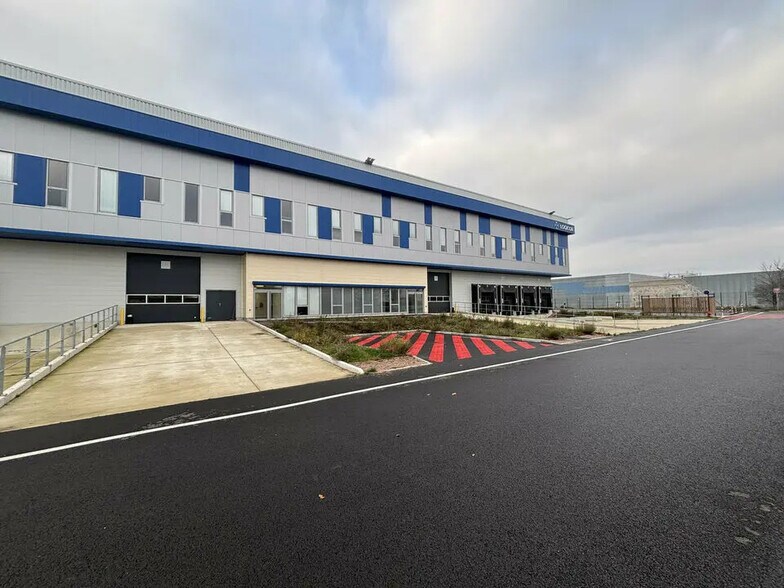 Flex in Conflans-Sainte-Honorine for lease - Building Photo - Image 2 of 12