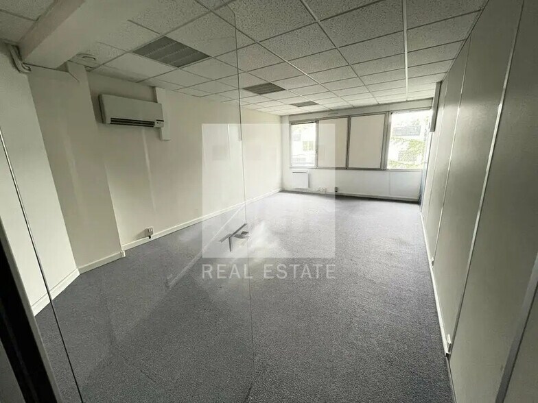 Office in Lissieu for lease - Interior Photo - Image 3 of 5