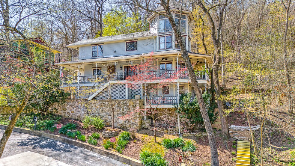 60 Hillside Ave, Eureka Springs, AR for sale - Primary Photo - Image 1 of 45