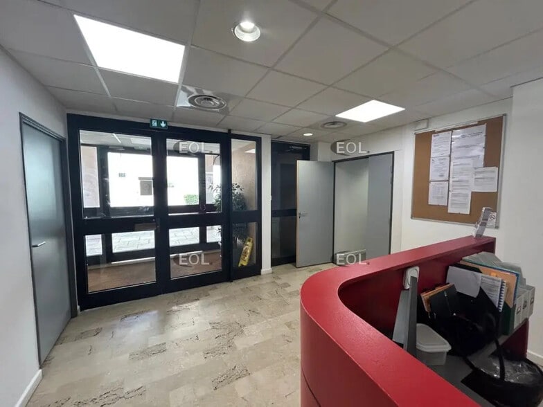 Office in Marseille for lease - Building Photo - Image 2 of 14
