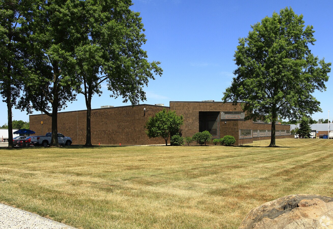 624 Alpha Dr, Highland Heights, OH 44143