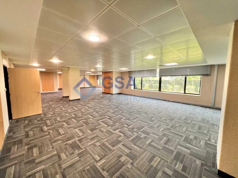 Office in Lieusaint for lease - Interior Photo - Image 2 of 9