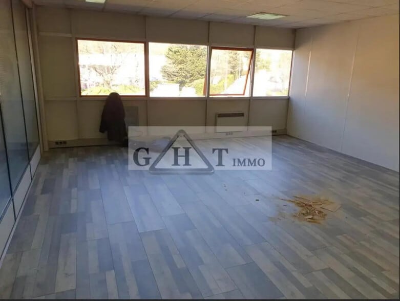 Office in Neuilly-sur-Marne for lease - Interior Photo - Image 2 of 2