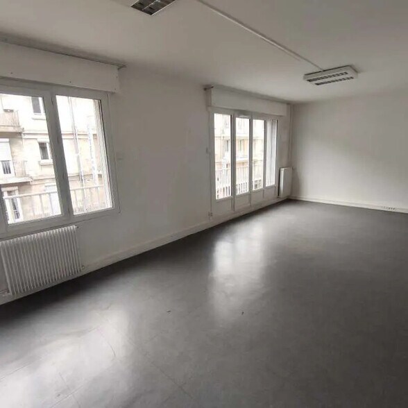 Office in Rouen for lease - Interior Photo - Image 3 of 8