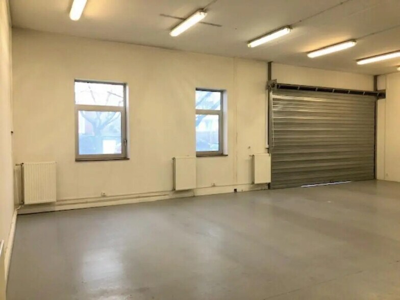 Flex in Voisins-le-Bretonneux for lease - Interior Photo - Image 3 of 22