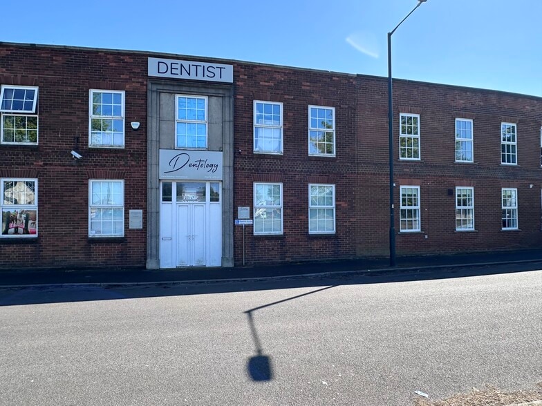 8 Cleethorpe Rd, Grimsby for sale - Building Photo - Image 1 of 3