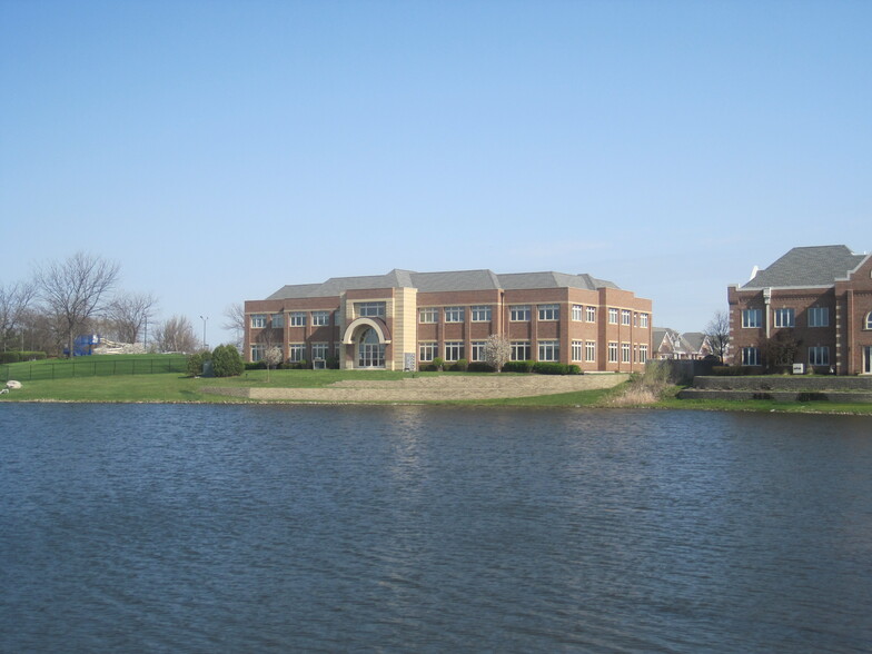 1315 Macom Dr, Naperville, IL for lease - Building Photo - Image 2 of 14