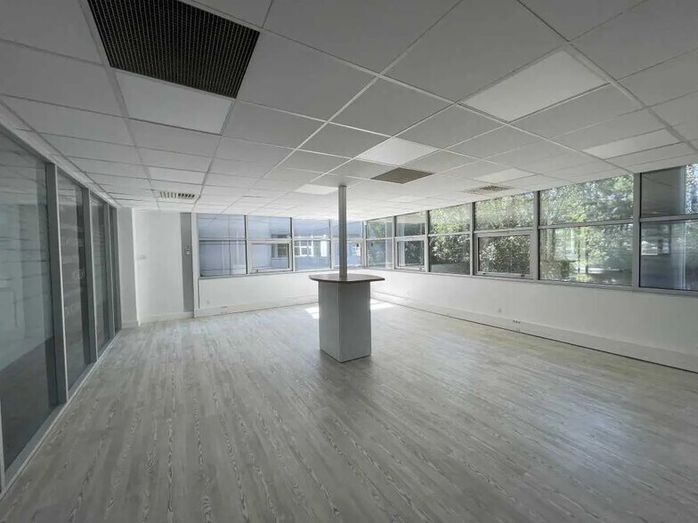 Office in Mérignac for lease - Interior Photo - Image 1 of 8