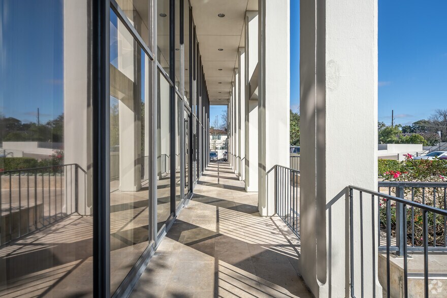 2001 Kirby Dr, Houston, TX for lease - Building Photo - Image 3 of 24