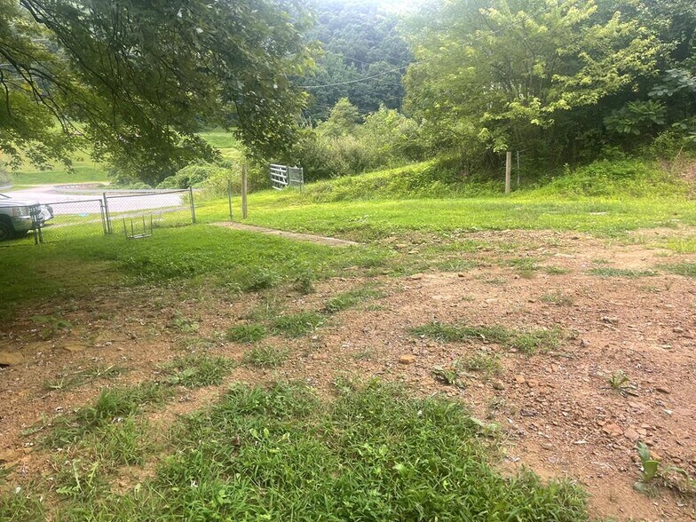 21 Plum Branch Rd, Garrett, KY 41630