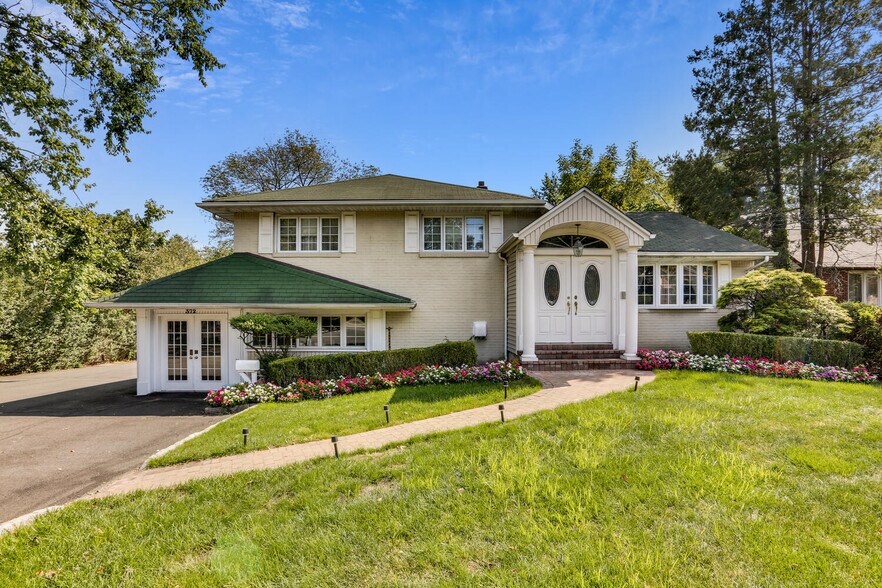 372 Forest Ave, Paramus, NJ 07652