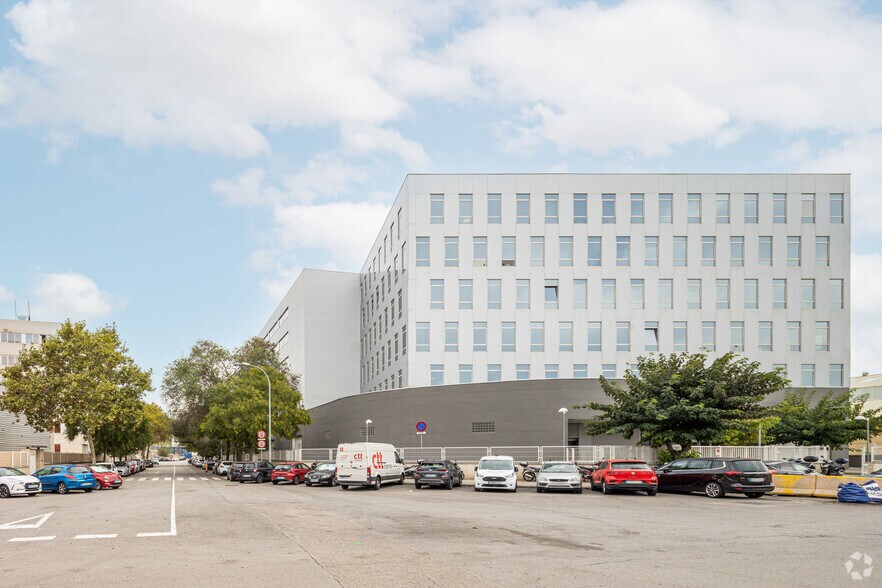 Office in Barcelona, Barcelona for lease - Building Photo - Image 2 of 3