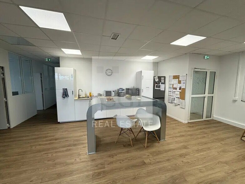 Office in Bron for lease - Interior Photo - Image 3 of 12