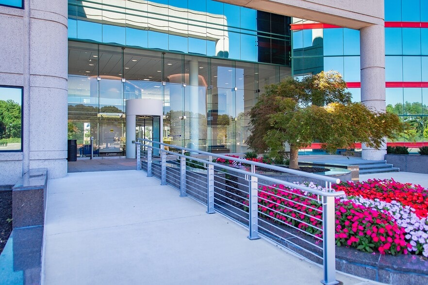 150 Motor Pkwy, Hauppauge, NY for lease - Building Photo - Image 3 of 18